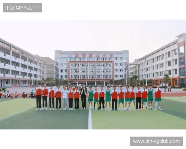 足球服与校服完美结合展现校园运动风 轻松搭配引领时尚潮流